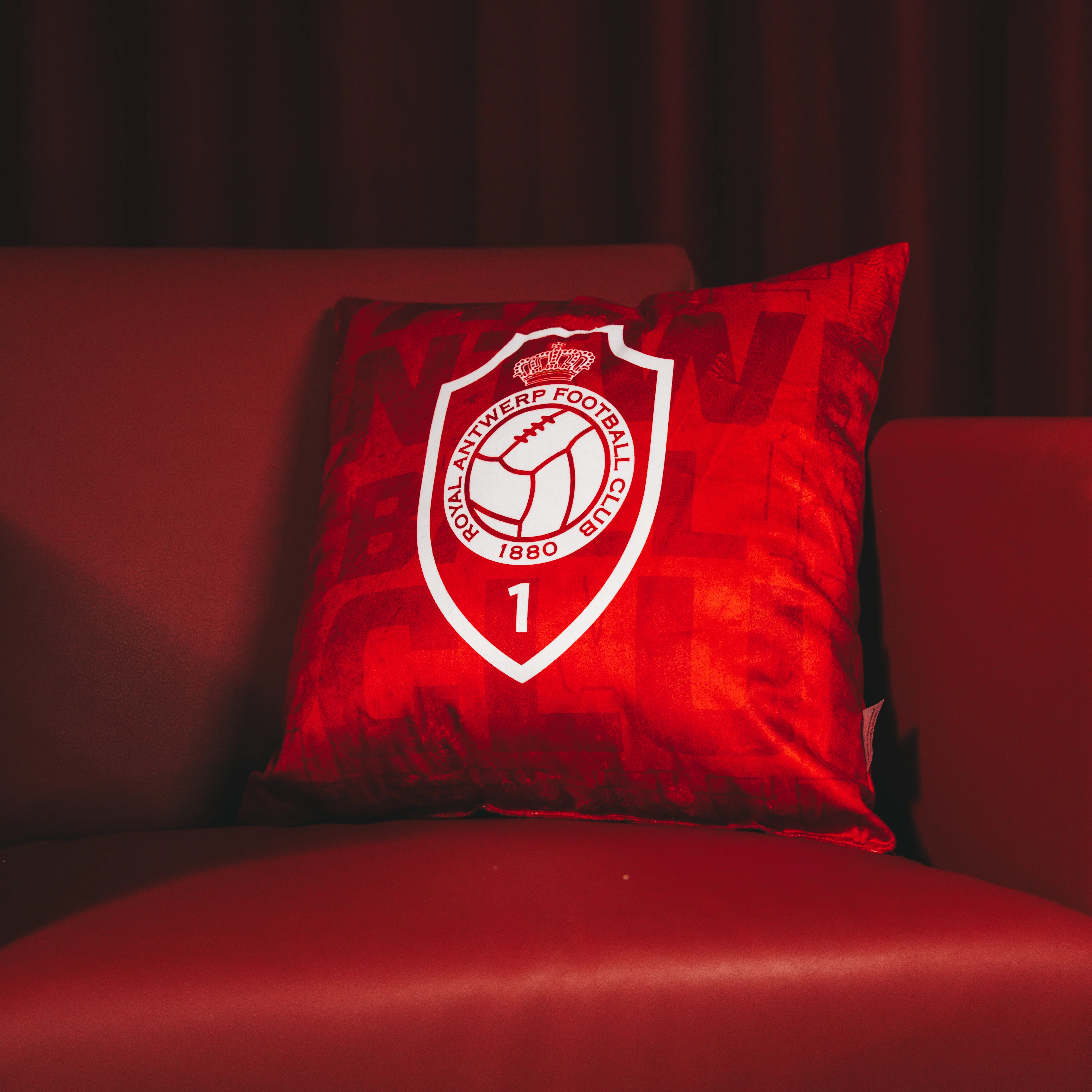 Royal Antwerp Kussen Rood met logo - Image 2